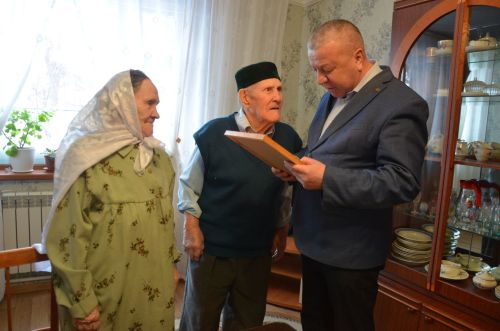 Фәретдин абый белән Мөслимә апа тимер туйларын билгеләп үтәләр