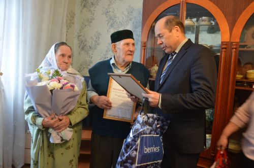 Фәретдин абый белән Мөслимә апа тимер туйларын билгеләп үтәләр