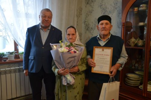 Фәретдин абый белән Мөслимә апа тимер туйларын билгеләп үтәләр