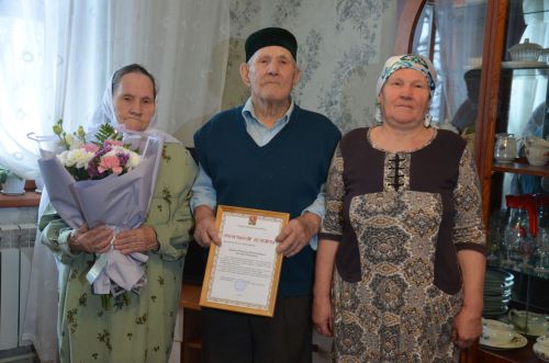 Фәретдин абый белән Мөслимә апа тимер туйларын билгеләп үтәләр