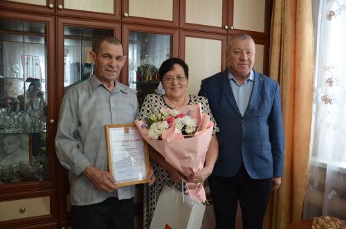 Илгизәр абый белән Мөнирә апага алтын туй бигрәк килешә