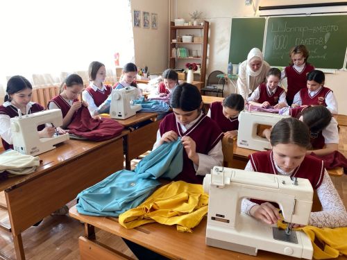 Җәлил гимназиясе кызлары шопперлар тегәләр
