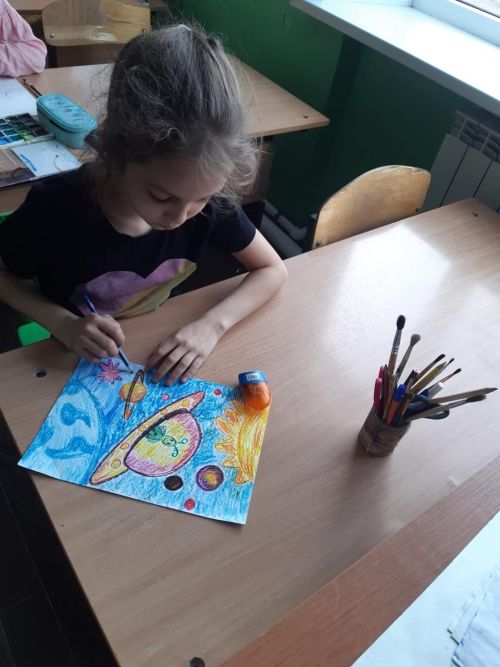Сәнгать мәктәбе укучылары космонавтларны рәсемгә төшергәннәр