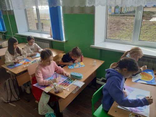 Сәнгать мәктәбе укучылары космонавтларны рәсемгә төшергәннәр