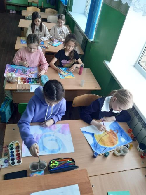 Сәнгать мәктәбе укучылары космонавтларны рәсемгә төшергәннәр
