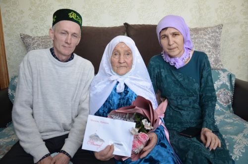 Вәсимә апа 95 яшен билгеләп үтәргә Сарманга килгән