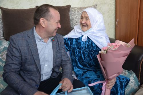 Вәсимә апа 95 яшен билгеләп үтәргә Сарманга килгән