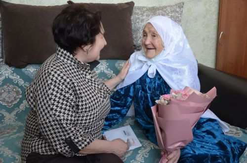Вәсимә апа 95 яшен билгеләп үтәргә Сарманга килгән