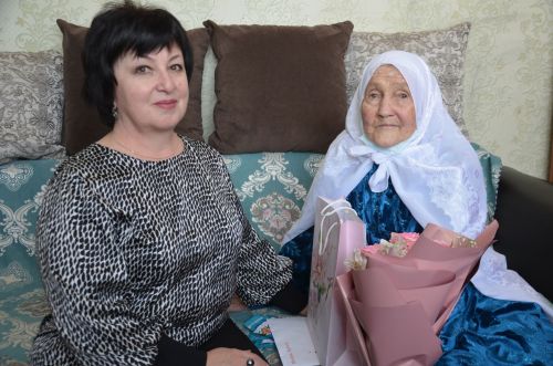 Вәсимә апа 95 яшен билгеләп үтәргә Сарманга килгән