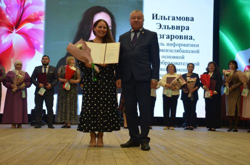 Мәгариф хезмәткәрләренең август киңәшмәсендә зур уңышларга ирешкән укытучылар һәм тәрбиячеләр бүләкләнде