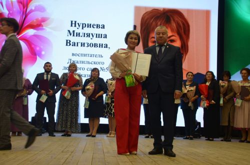 Мәгариф хезмәткәрләренең август киңәшмәсендә зур уңышларга ирешкән укытучылар һәм тәрбиячеләр бүләкләнде