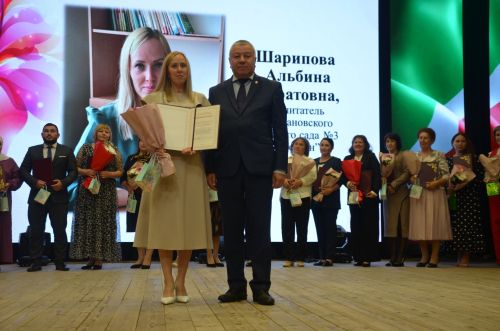 Мәгариф хезмәткәрләренең август киңәшмәсендә зур уңышларга ирешкән укытучылар һәм тәрбиячеләр бүләкләнде