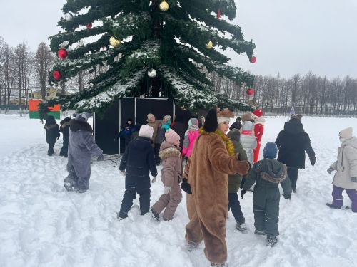 Сказочные герои порадовали детей в Центральном парке