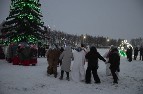 В районе торжественно открыли Центральную елку