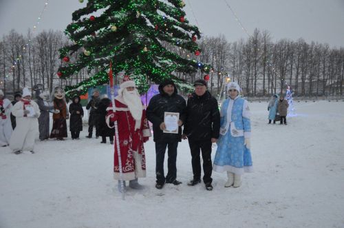 В районе торжественно открыли Центральную елку