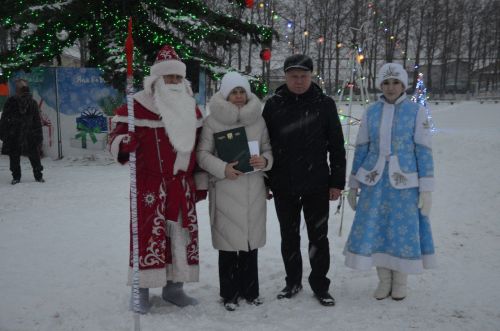 В районе торжественно открыли Центральную елку