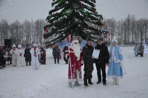 В районе торжественно открыли Центральную елку
