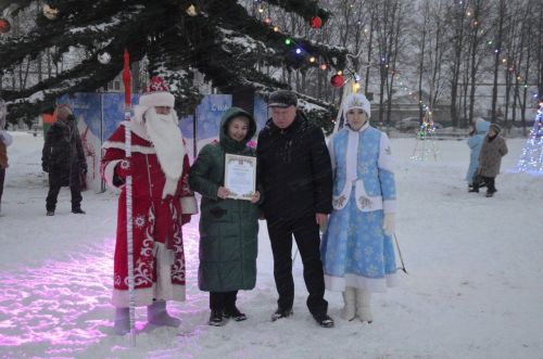 В районе торжественно открыли Центральную елку