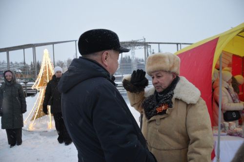 В районе торжественно открыли Центральную елку