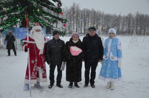 В районе торжественно открыли Центральную елку