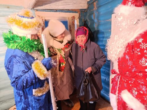 Дед Мороз и Снегурочка поздравили жителей Петровского Завода с Новым годом