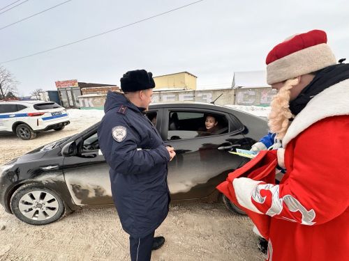 Полицейский Дед Мороз поздравил сармановцев