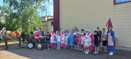Иске Минзәләбашта бүләк җыючыларны коймак белән каршы алалар