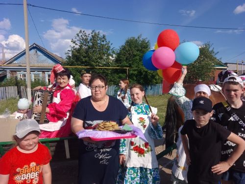 Иске Минзәләбашта бүләк җыючыларны коймак белән каршы алалар