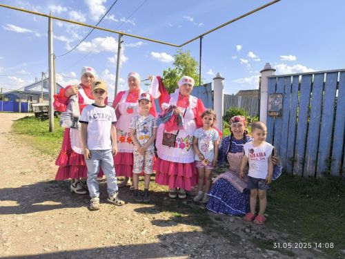 Иске Минзәләбашта бүләк җыючыларны коймак белән каршы алалар