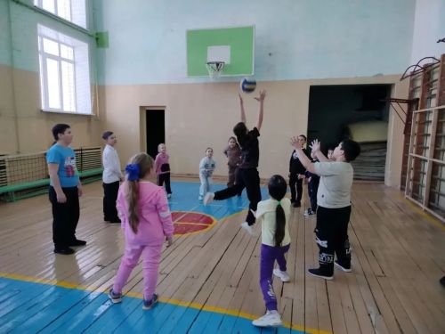 Иске Минзәләбаш мәктәбе укучыларының яллары күңелле үтә