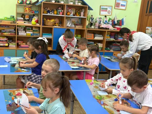 В День хлеба джалильские школьники навестили воспитанников детсада