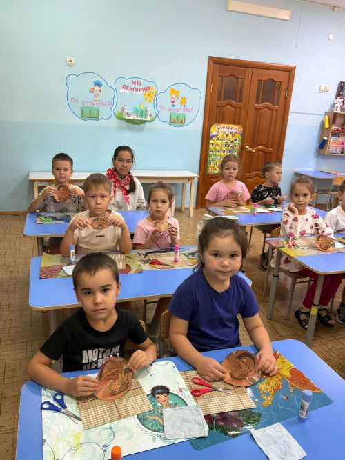 В День хлеба джалильские школьники навестили воспитанников детсада
