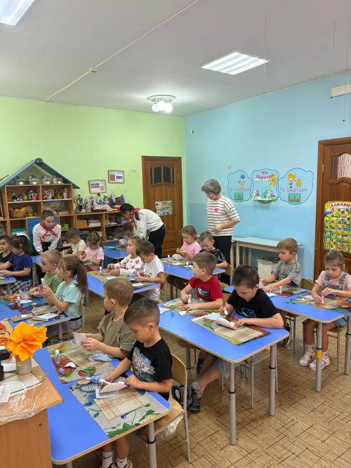 В День хлеба джалильские школьники навестили воспитанников детсада