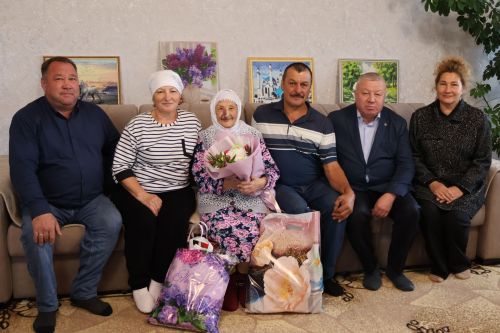 Наши 100-летние долгожители приняли поздравления с Днем пожилых людей