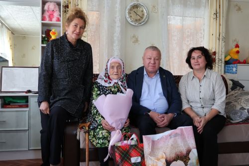 Наши 100-летние долгожители приняли поздравления с Днем пожилых людей