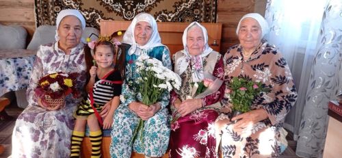 Закирә апа юбилеен җырлап һәм шигырь сөйләп каршылый