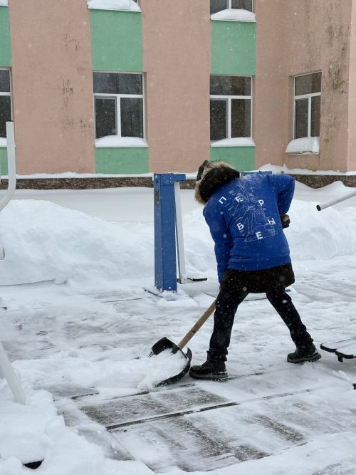 Юные волонтеры из Джалиля очистили от снега двор дома-интерната