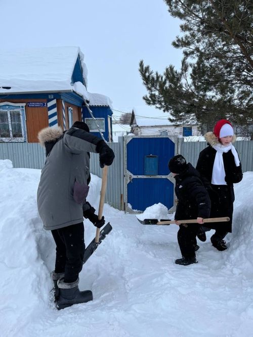 Снежный десант: активисты Старокаширской школы помогли пенсионеру