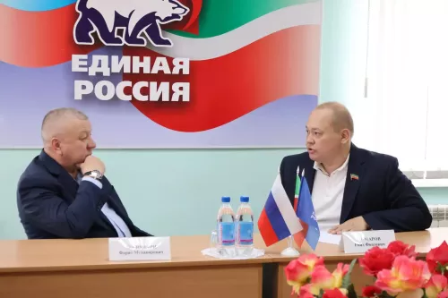 В Сарманово прошел прием граждан депутатом Госсовета РТ Риязом Комаровым
