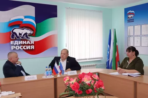 В Сарманово прошел прием граждан депутатом Госсовета РТ Риязом Комаровым