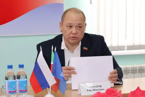 В Сарманово прошел прием граждан депутатом Госсовета РТ Риязом Комаровым