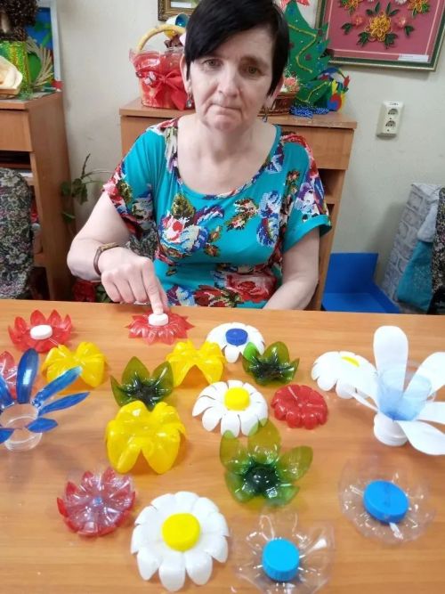 Жители Джалильского ДИПИ создают цветы из пластика