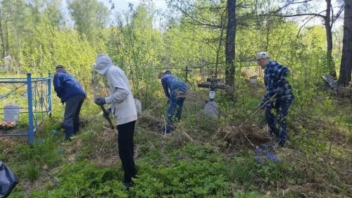 Жители Джалильского ДИПИ участвовали в уборке кладбища