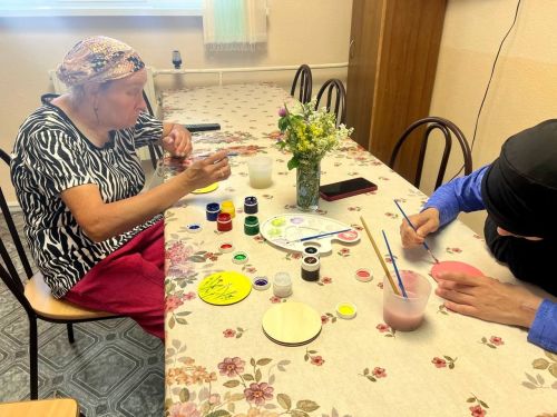 Подопечные Сармановского центра «Шафкат» научились оригинально рисовать цветы