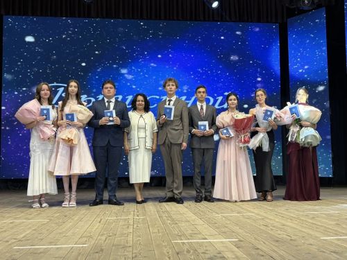 Сигез укучыга көмеш медаль тапшырылды