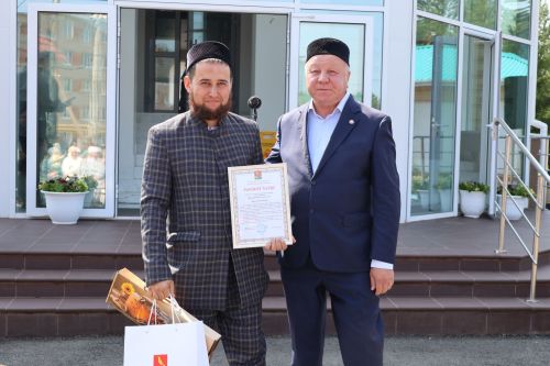 В поселке Джалиль торжественно открыли центральную мечеть