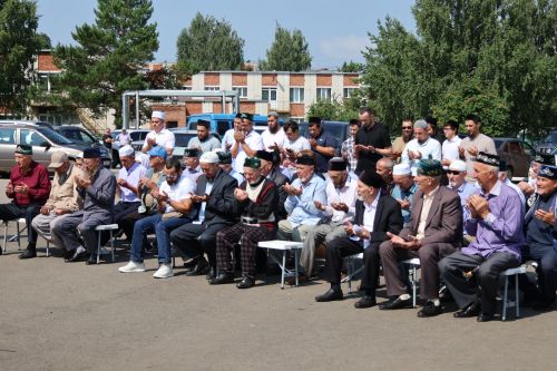В поселке Джалиль торжественно открыли центральную мечеть