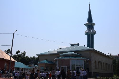 В поселке Джалиль торжественно открыли центральную мечеть