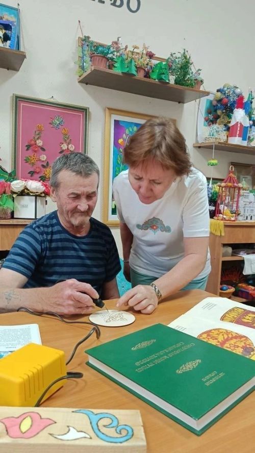 Ко Дню Республики в Джалильском ДИПИ прошел урок пирографии