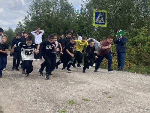 Ученики Петровскозаводской школы пробежали кросс «Экстремизму — нет!»